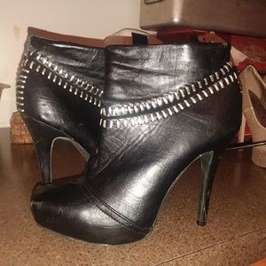 Dollhouse ankle boots size 6